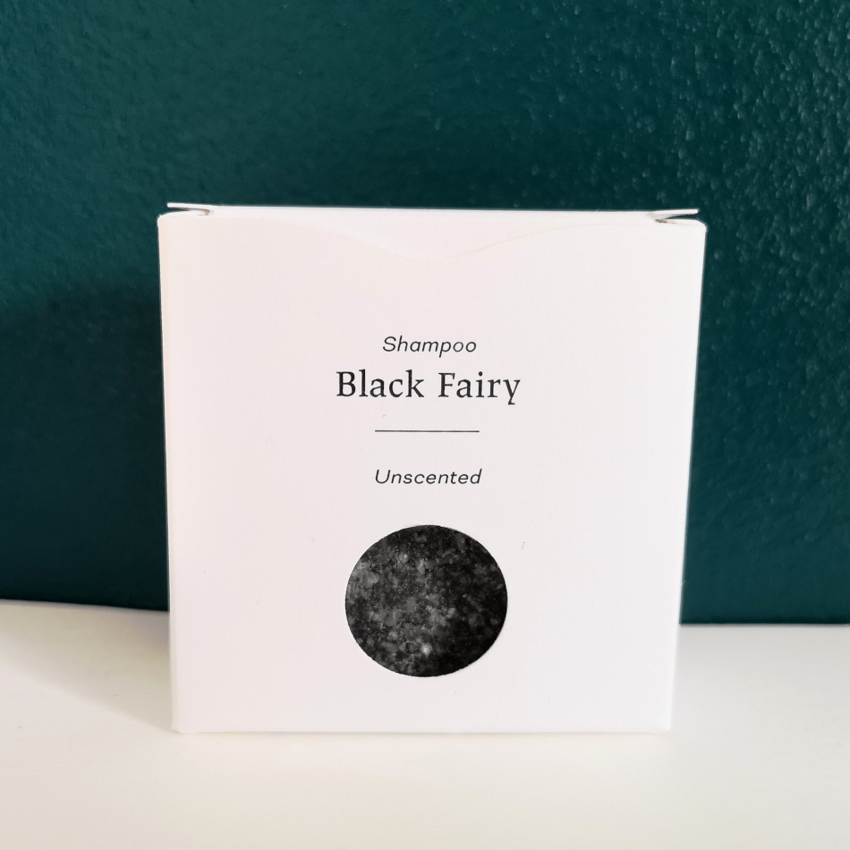 Vit pappförpackning innehållandes Black Fairy schampo