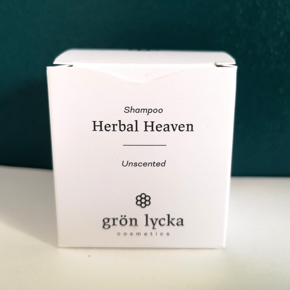 Vit pappförpackning innehållandes Herbal Heaven schampo
