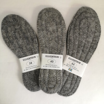 Tre par skosulor i tovad grå svensk ull från Ullcentrum.