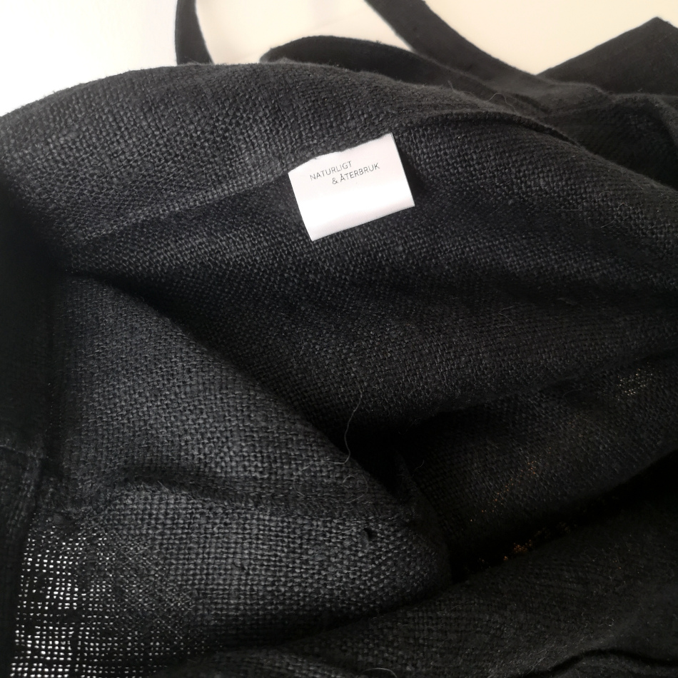 svart väska i grovt linne