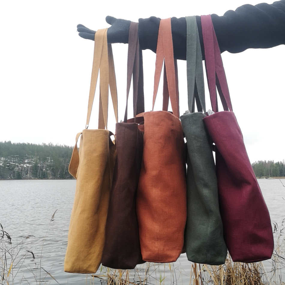 Väskor i ekologiskt linne. I färgerna senapsgul, mörkbrun, roströd, skogsgrön och vinröd.